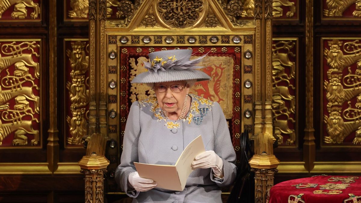 Královna tlumočila plány Johnsona. Chce posunout Británii zase „o něco výš“